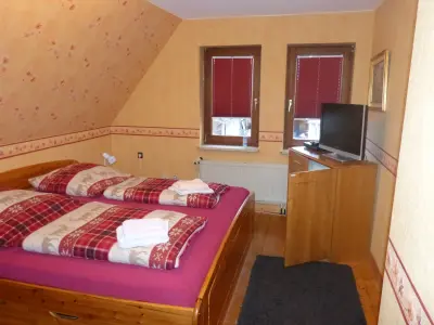 Ferienhaus Adendorf: Schlafzimmer Nr.1 mit Doppelbett 0010a.webp
