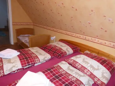 Ferienhaus Adendorf: Schlafzimmer Nr.1 mit Doppelbett 0010b.webp