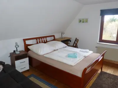 Ferienhaus Adendorf: Schlafzimmer Nr.2 mit Doppelbett 0011a.webp