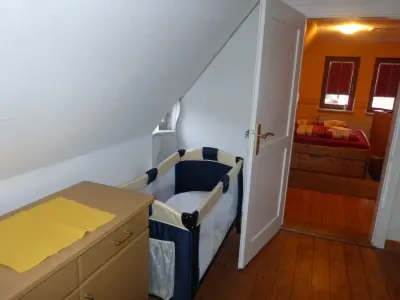 Ferienhaus Adendorf: Schlafzimmer Nr.3 mit Kinderbett 0012c.webp
